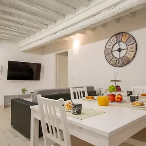 Apartment Casa Alice - Elegant In The Centre Of The, Siena